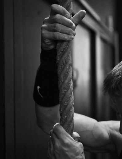 Человек держится за канат