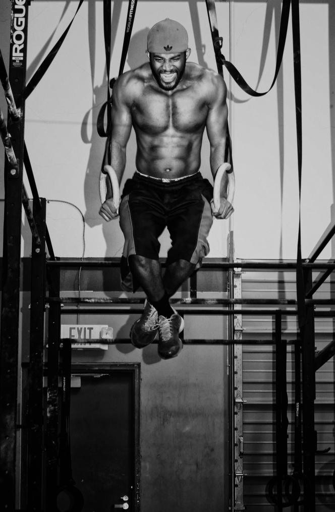 Мужчина тренеруется на кольцах