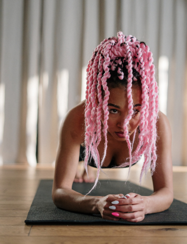 Девушка делает планку