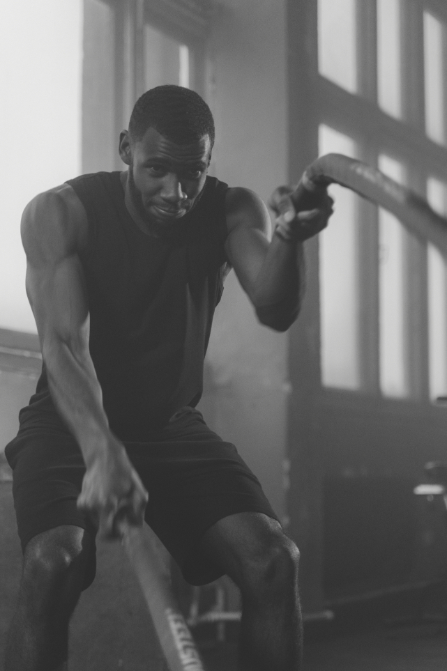 Мужчина с канатами