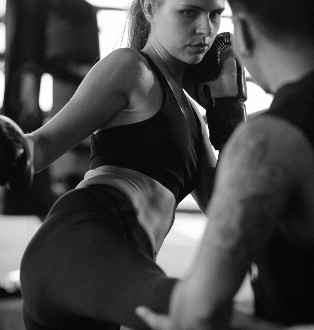 Девушка делает удар ногой